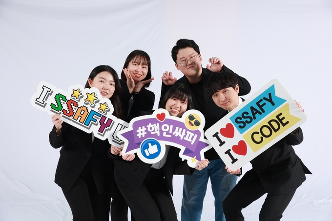 삼성청년SW아카데미(SSAFY) 서울 캠퍼스 9기 교육생이 수료식을 앞두고 기념 촬영을 하고 있다. (사진=삼성 제공) 