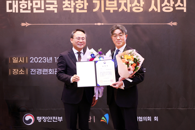 고기동 행정안전부 차관(왼쪽)이 서희종 대우건설 상무(오른쪽)에게 상을 수여하고 있는 모습. (사진=대우건설 제공)