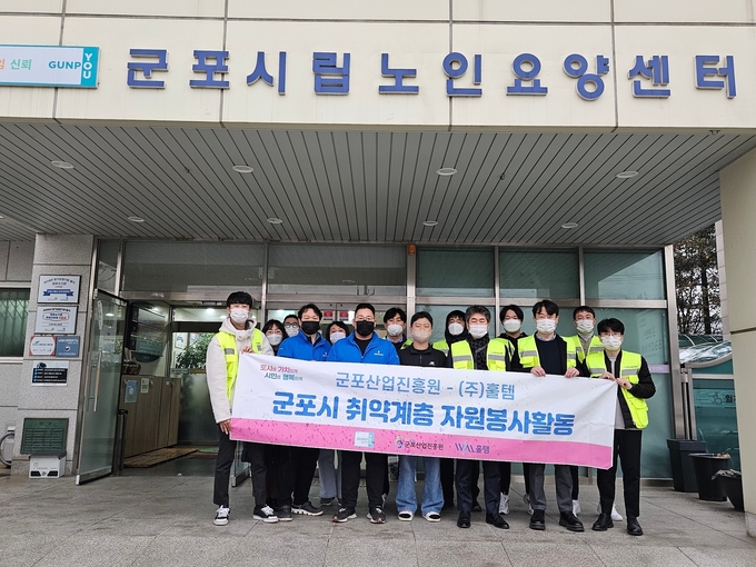 군포시 노인요양센터 매트리스 빈대· 해충박멸 봉사 활동을 펼쳤다. (사진=군포시 제공)