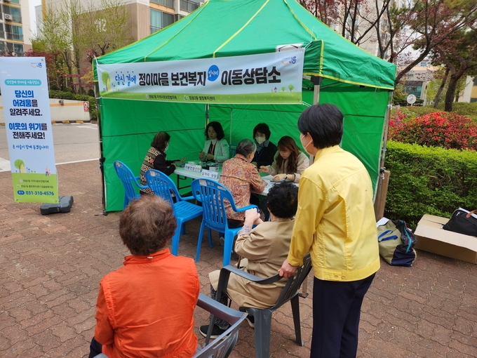 시흥시 정왕2동 행정복지센터와 지역사회보장협의체가 의료법인 남촌의료재단 시화병원과 함께 복지안전망 구축을 위한 총력을 기울이고 있다.(사진=시흥시 제공).