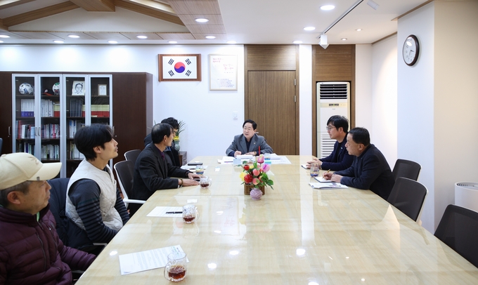 주광덕 남양주시장이 18일 주민들과 백봉지구 종합병원 유치에 대해 의견을 나누고 있다. (사진=남양주시 제공)