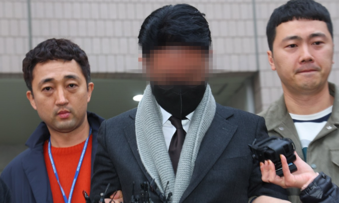지난달 27일 마약을 공급한 혐의를 받는 현직 의사 A씨가 인천지법에서 열린 구속 전 피의자 심문을 마친 뒤 법원을 나서고 있다. ( 사진 = 연합뉴스 )