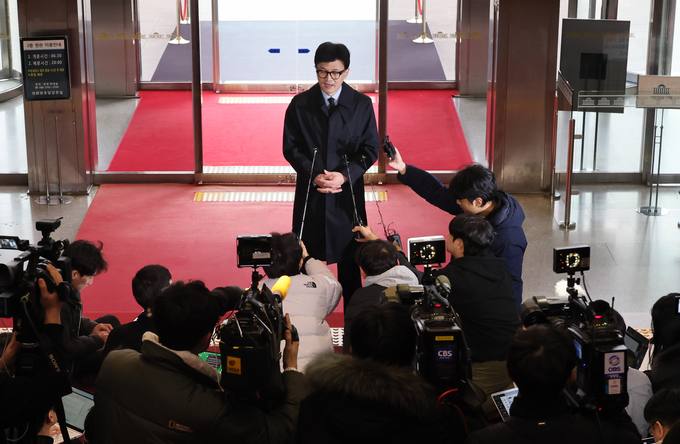 한동훈 법무부 장관이 19일 오후 국회 법제사법위원회 전체회의에 출석하기 전 취재진의 질문에 답하고 있다.