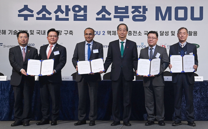 '수소 연료전지 부품 국산화 및 글로벌 진출을 위한 업무협약' 체결식 후 박경일 SK에코플랜트 사장(왼쪽 2번째), 라비 프래셔(Ravi Prasher) 블룸에너지 최고기술경영자(왼쪽 3번째), 박기철 티앤이코리아 대표(오른쪽 2번째), 김인응 아모센스 대표(오른쪽 1번째) 등 MOU 체결 기업 대표와 한덕수 국무총리(왼쪽 4번째), 강경성 산업통상자원부 제2차관(왼쪽 1번째)이 기념촬영을 하는 모습. (사진=SK에코플랜트 제공)
