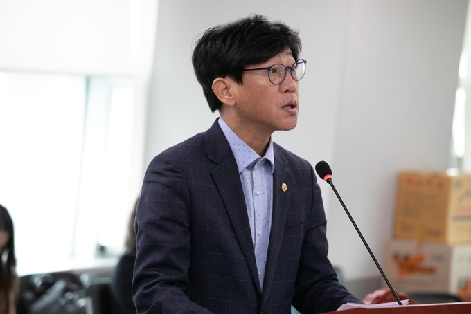 지난 18일 진행된 제372회 정례회 여성가족평생교육위원회에서 국중범(민주·성남4) 경기도의회 의원이 발언하고 있다. (사진=경기도의회 제공)