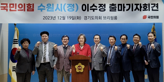 19일 오후 경기도의회 브리핑룸에서 열린 기자회견에서 이수정(왼쪽 4번째) 경기대 교수가 기념촬영을 하고 있다. (사진=경기도의회 제공)