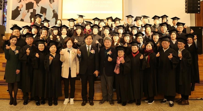 수료식에서 기념 촬영을 하고 있다. (사진=한신대학교 제공)