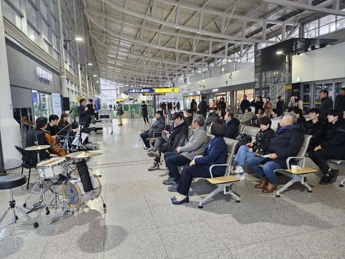 한국철도 수도권광역본부 광명역은 광명심포니오케스트라를 초청해 ‘찾아가는 음악회’ 행사를 가졌다. (사진=한국철도 수도권광역본부 제공)