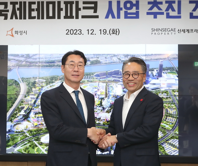 정명근 화성시장(왼쪽)과 임영록 ㈜신세계프라퍼티 사장(오른쪽)이 화성시 균형발전정책의 핵심사업인 화성국제테마파크를 세계 최고 수준의 테마파크로 조성하기 위해 상호 긴밀한 협력방안을 모색했다.( 화성시제공)