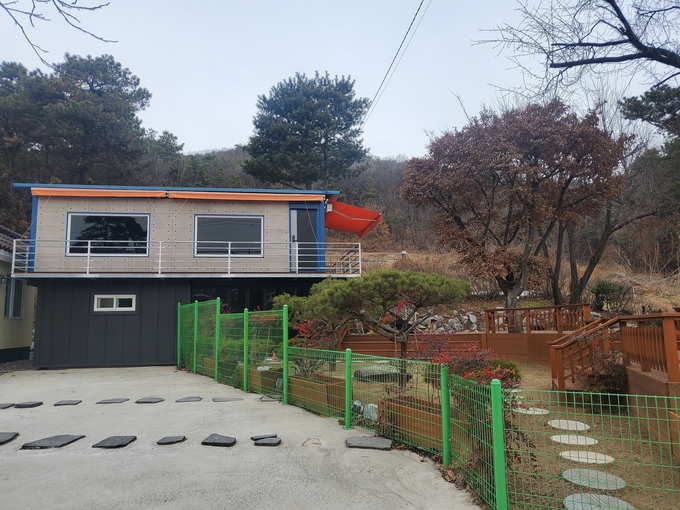 중중 임야에 불법으로 조성된 건축물이 바닥 데크와 담장까지 설치 되어 있다. (사진=천용남 기자)