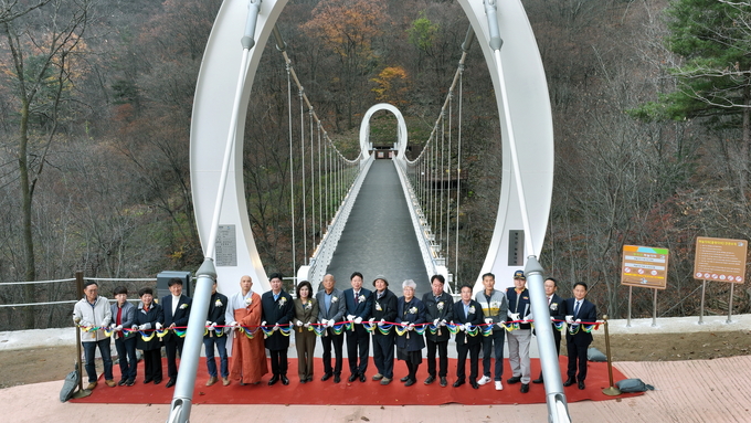 지난달 명지산 군립공원 내에 명지계곡을 가로질러 건널수 있는 구름다리가 개통되고 있다. (사진=가평군 제공)
