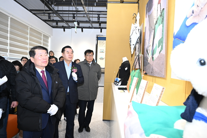 백경현 구리시장이 19일 관계자들과 함께 구리시 '자원순환교육센터'를 둘러보고 있다. (사진=구리시 제공)