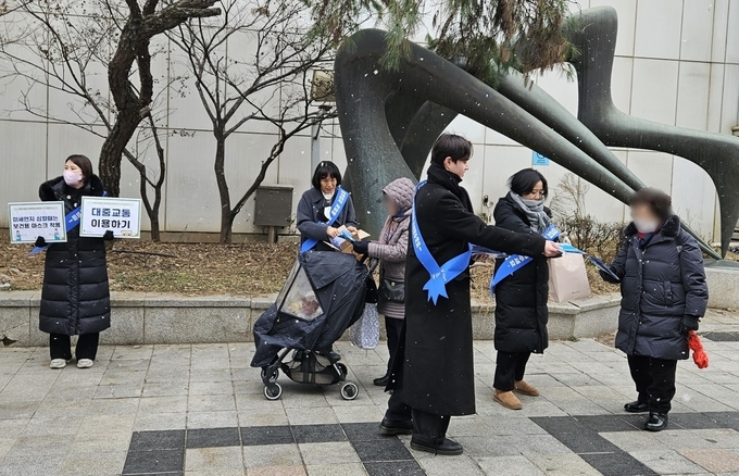 광명시는 19일 철산역 일대에서 광명시 지속가능발전협의회 생활환경강사단과 관련 부서 공무원 등 20여 명이 참여한 가운데 미세먼지 계절관리제 홍보 합동 캠페인을 펼쳤다. (사진=광명시 제공)