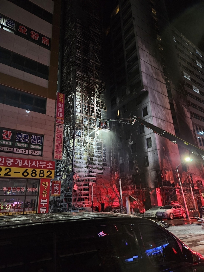 지난 18일 오전 6시 화재 진압후 전소된 남동구 호텔 모습. ( 사진 = 유정희 기자 )