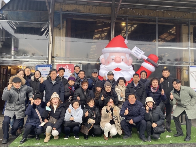 권주홍 안양시 민원옴부즈만위원장(앞줄 오른쪽 두번 째)과 상인회 관계자들이 충남 예산시장에서 기념사진을 찍고 있다. (사진=안양시 제공)