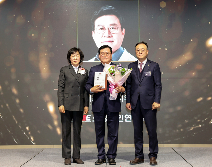 이상복 오산시의회 의원이 소상공인연합회가 주관하는 ‘목민감사패’를 수상했다. (사진=오산시의회 제공)