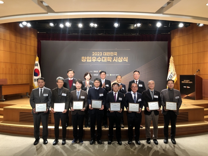 오산대학교가 3년 연속 대한민국 창업우수대학 시상식에서 대상을 수상하는 영예를 안았다. (사진=오산대 제공)
