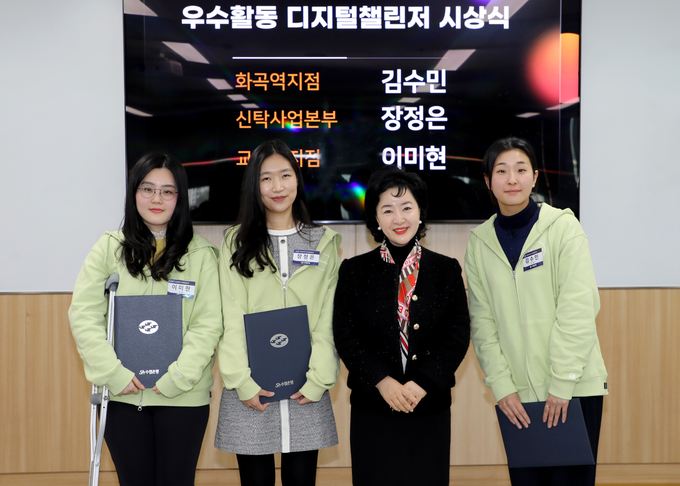 강신숙 Sh수협은행장(왼쪽 3번째)이 2023년 DT 혁신 추진 우수직원들과 기념촬영을 하고 있다. (사진=Sh수협은행 제공)