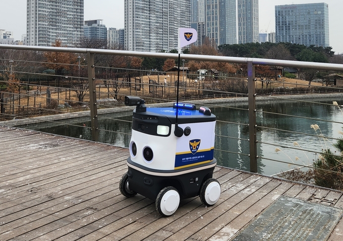 AI 자율주행 순찰로봇 모습. ( 사진 = 인천경찰청 제공 )