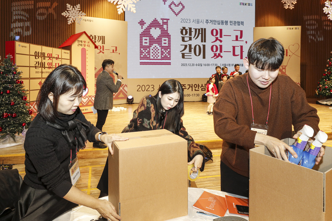 대우건설 임직원들이 안심동행키트 배포를 위한 마무리 작업을 진행하고 있다. (사진=대우건설 제공)