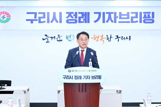 김문수 경제재정국장이 21일 정례 기자브리핑을 통해 2024년도 업무계획을 설명하고 있다. (사진=구리시 제공)