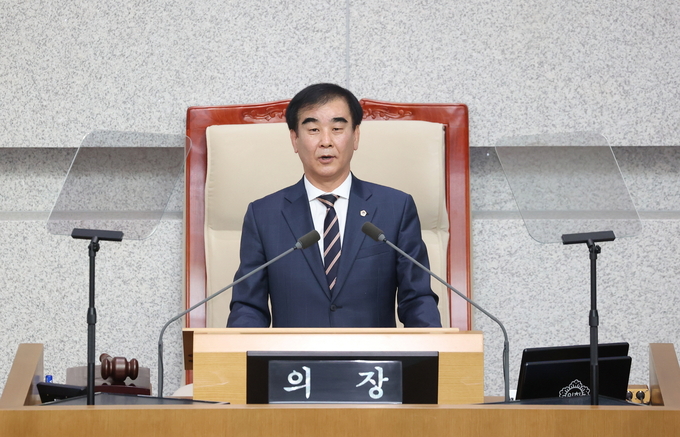 21일 경기도의회 본회의장에서 열린 제372회 정례회 제5차 본회의에서 염종현 도의회 의장이 폐회사를 하고 있다. (사진=경기도의회 제공)