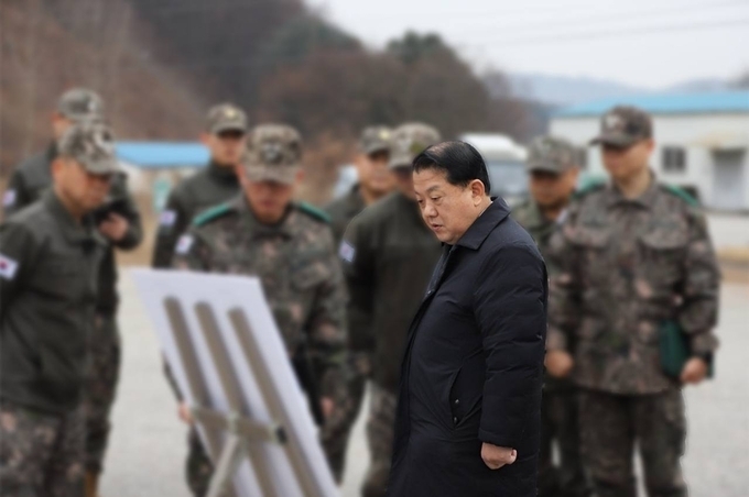 더불어민주당 김병주 의원이 남양주 별내동에 조성중인 드론·로봇 시험장을 찾아 공사 진행상황에 대해 설명을 듣고 있다. (사진=김병주 의원실 제공)