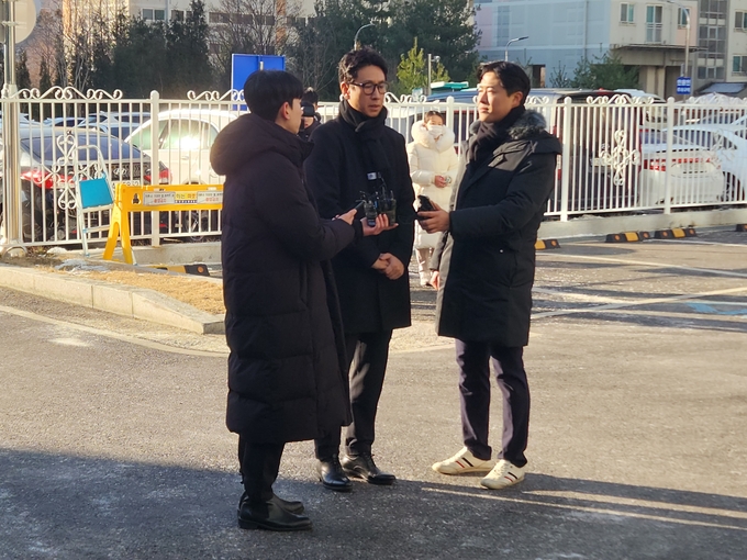 23일 오전 인천 논현경찰서에 도착한 이선균 씨가 취재진의 질문에 대답하고 있다. ( 사진 = 박지현 기자 )
