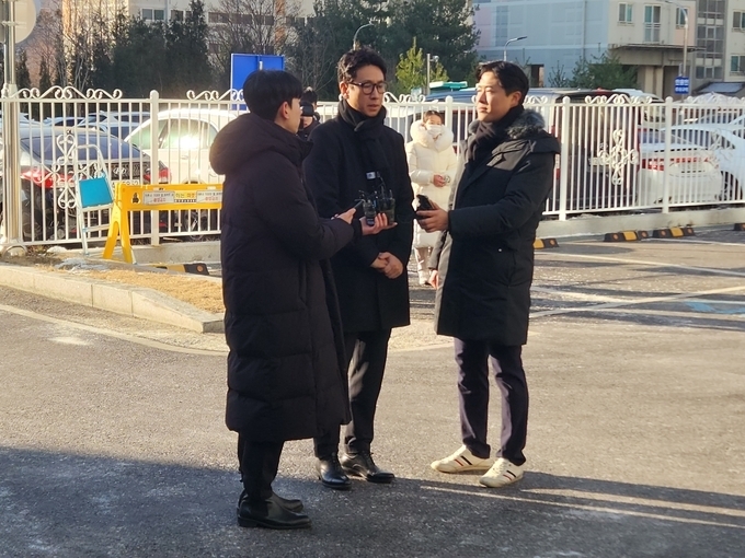지난 23일 오전 인천 논현경찰서에 도착한 이선균 씨가 취재진의 질문에 대답하고 있다. ( 사진 = 박지현 기자 )