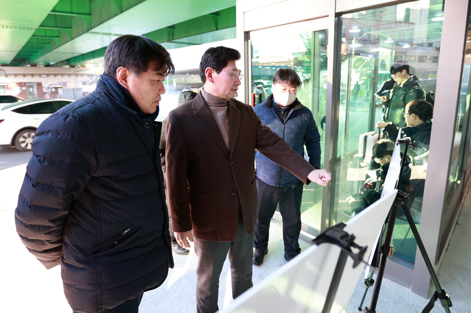 이상일 용인시장이 신갈시외버스 스마트정류장을 점검하고 있다. (사진=용인시 제공)<br>
