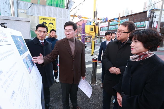이상일 용인시장이 신갈·보라초를 방문해 시설 개선 상황을 확인하고 있다. (사진=용인시 제공) <br>
