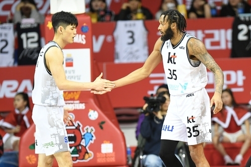 24일 안양체육관에서 열린 2023~2024 정관장 프로농구 정규리그 3라운드 안양 정관장과 수원 kt의 경기에서 kt 패리스 배스(오른쪽)와 하윤기가 하이파이브를 하고 있다. (사진=KBL 제공)