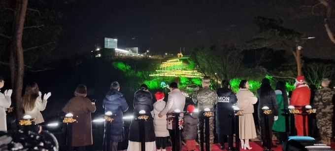  접경지역인 김포 애기봉 성탄트리 점등을 홍보대사들이 지켜보며 박수를 치고 있다. (사진 =김포시청)<br>
