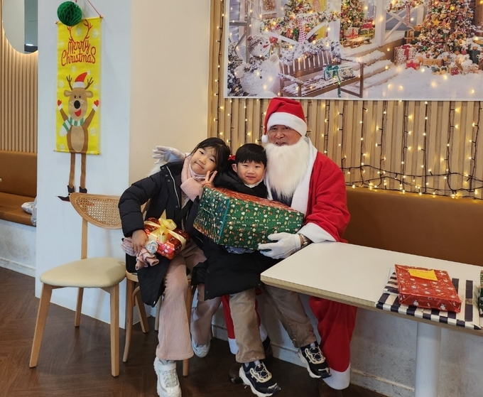 지난 24일 더샵송도마리나베이아파트 입주자대표회의는 주민 산타 자원봉사자들과 함께 단지 내 아이들에게 크리스마스 선물을 나눠주는 이벤트를 진행했다. ( 사진 = 더샵송도마리나베이아파트 입주자대표회의 제공 )