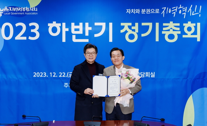 '2023년 참좋은 지방자치 정책대회'에서 이재준 시장이 수상 후 기념 촬영 모습. (사진=수원시 제공)