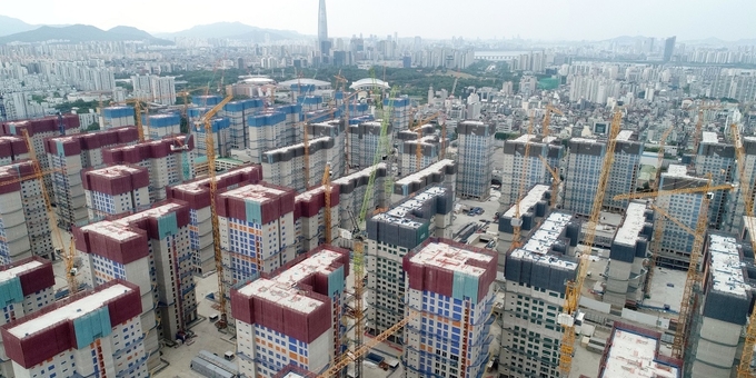 재건축 사업이 진행되고 있는 한 아파트 일대 모습. (사진=연합뉴스 제공)