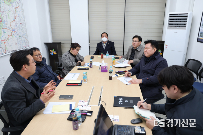 안성시의회 국힘 시의원들이 산업단지공단 안성사업단을 방문해 조속한 산업단지 추진 진행사항을 듣고 있다(사진=안성시의회 제공)