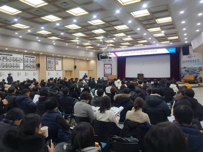 지난 22일 인천시청 대회의실에서 ‘소래염전 국가도시공원 대시민 토론회’가 열렸다. ( 사진 = 인천시 제공 )
