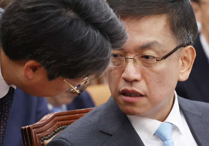 최상목 경제부총리 겸 기획재정부 장관 후보자가 지난 19일 국회에서 열린 인사청문회에서 관계자와 대화하고 있다. (사진=연합뉴스 제공)