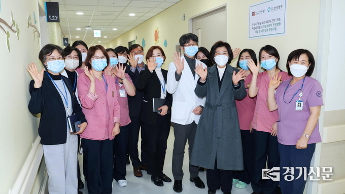김보라 시장이 안성병원 소아청소년과 직원들과 기념 촬영을 하고 있다. (사진=안성시 제공)