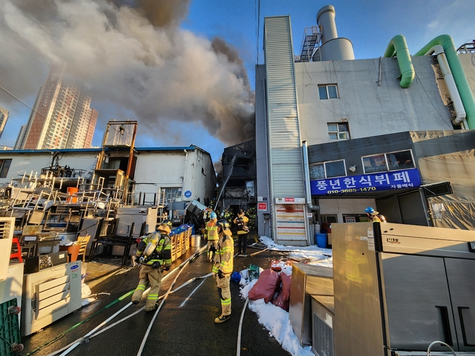 인천 부평구 한 공장에서 불이 나 소방관들이 불을 끄고 있다. ( 사진 = 인천소방본부 제공 )