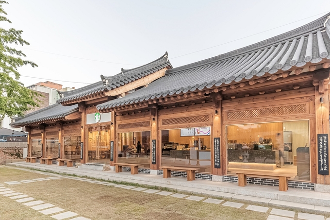 스타벅스 10대 명소 매장 중 하나인 대구종로고택점.(사진=스타벅스 제공)