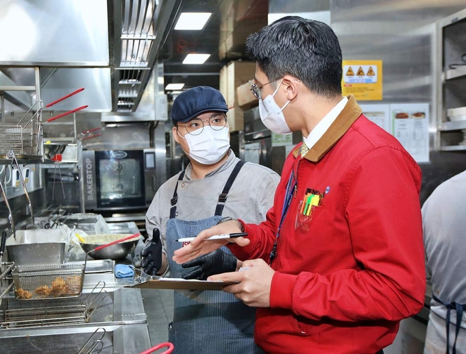 BBQ BM이 가맹점 매장 키친에 방문해 품질을 확인하고 있다. (사진=BBQ 제공)