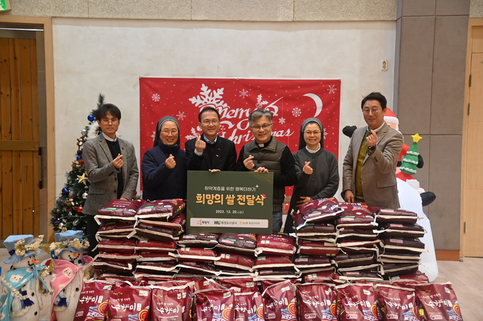 김근영 화성도시공사 사장과 임직원들이 화성시 서신면에 위치한 장애인 거주시설 ‘둘다섯해누리’을 포함한 3개 시설에 직접 쌀을 전달했다. (사진=화성도시공사 제공)