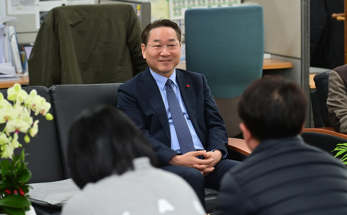 유정복 인천시장이 26일 송년 기자 간담회에서 새해 시정방향 등에 대해 설명하고 있다. ( 사진 = 인천시 제공 )