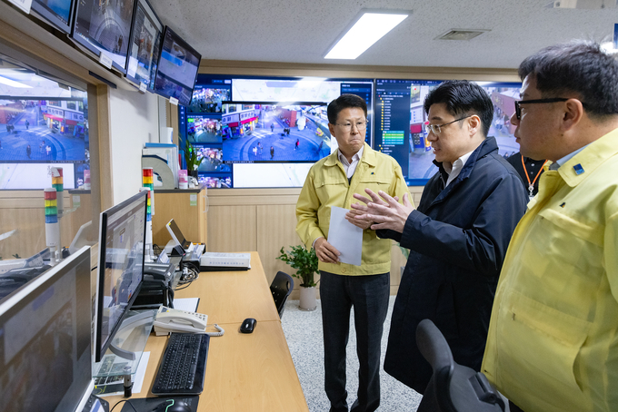 지난달 13일 오병권 경기도 행정1부지사가 수원시청 재난안전상황실을 방문해 수원시의 인파관리시스템 운영상황을 점검하고 있다. (사진=경기도 제공)