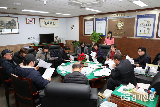 안성시의회 국힘 의원들이 농민단체와 간담회를 진행하고 있다. (사진=안성시의회 제공)