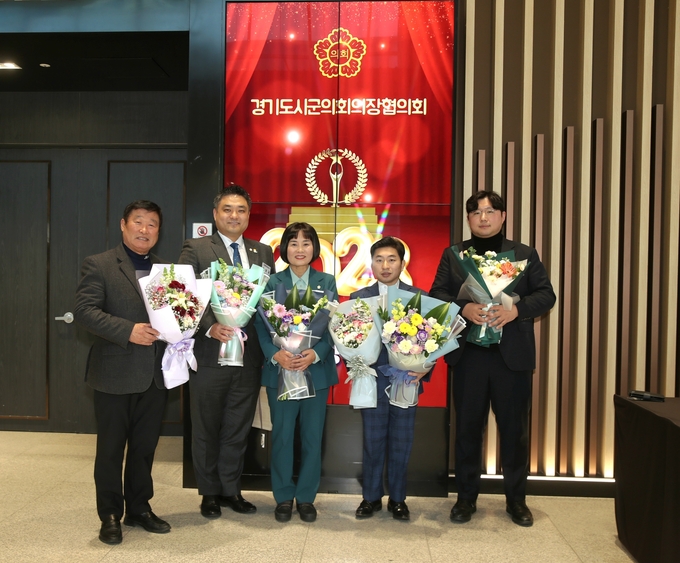 (왼쪽부터)오문섭, 김상균, 위영란, 김종복, 전성균 의원이 경기도 시·군의장 협의회가 주관한 ‘2023 시·군의회 의정대상 시상식’에서 수상의 영예를 안고 있다. (사진=화성시의회 제공)