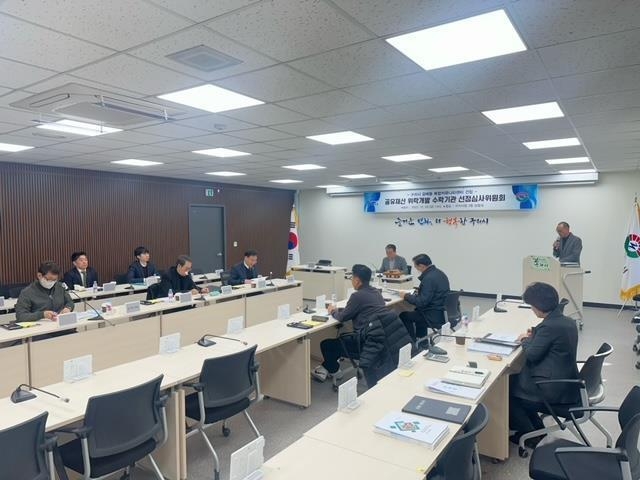 갈매동 복합커뮤니티센터 건립 공유재산 위탁개발 수탁기관 선정심사위원회 광경(사진=구리시 제공)