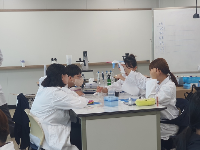 미생물 배양 실험 수업에 참여하고 있는 일산고등학교 학생들. (사진=일산고등학교 제공)
